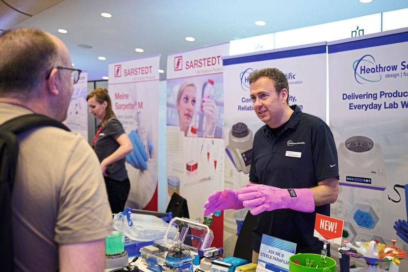 Auf der LAB-SUPPLY gilt überwiegend ein „Hands on“-Charakter, also viel anfassen und selbst ausprobieren. Hier bei Heathrow Scientific war es dann wohl eher „Gloves on“.    Mehr Infos zu den kommenden LAB-SUPPLY-Messen finden Sie auf www.lab-supply.info (Bild: EYE AM CHRIS)