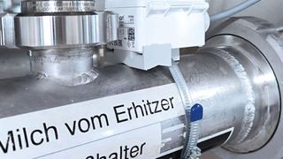 In der Technologie Lounge des VDMA präsentiert das Fraunhofer-Institut für Verfahrenstechnik und Verpackung (IVV) unter anderem das KI-basierte Überwachungssystem „CoControl-FouliQ“. Es ermöglicht, Fouling in Wärmetauschern prädikativ zu erkennen.  (Bild: Fraunhofer IVV)