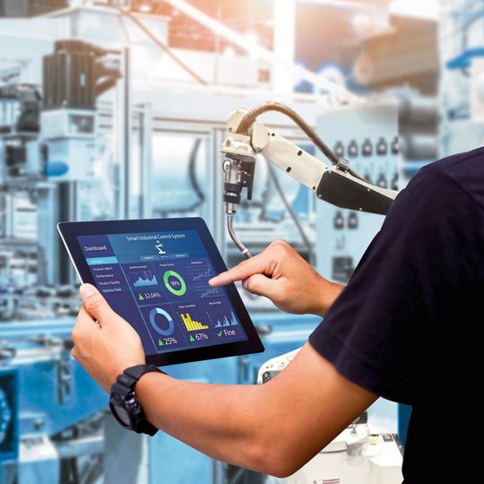 Atos hat bei IDC eine Studie in Auftrag geben, die aufzeigen soll, wie es mit der digitalen Infrastruktur beim Mittelstand aussieht. Grob gesagt, müsse man leider feststellen, dass bei den meisten KMU dringender Nachholbedarf bestehe. Digitalisierung sei auch kein Luxus mehr ...(Bild:  panuwat - stock.adobe.com)