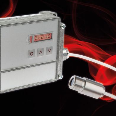 Der Messkopf des OI98C558 ist bei Umgebungstemperaturen bis +180 °C einsetzbar. Die Systemlösung inklusive Auswerteeinheit eignet sich vor allem für die berührungslose Temperaturmessung von Objekten mit hoher Wärmeabstrahlung.  (Bild: IPF Electronic)