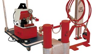 JSet 50/3: Hebeset aus Hebegerät JH 50 P, Schlauch, Pumpe und Rückdrück-/Fahreinheit. (Bild: Jung)