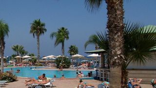 Kaum hat man sich entspannt zurückgeleht, schon klingelt das Handy: der Chef ist dran oder ein(e) liebe(r) KollegIn. (Bild: public-domain-image.com/Paolo Neo)