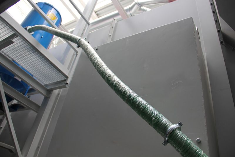 Die Strahlanlage ist komplett in einer Schallschutzkabine eingehaust. (Bild: Itasse)
