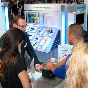 Wie funktioniert eigentlich das Einkleben des neuen „Redi“-Sensors von Conti? Die Teilnehmer der PV-Messe konnten sich die Frage selbst beantworten.(Foto:  Dominsky)