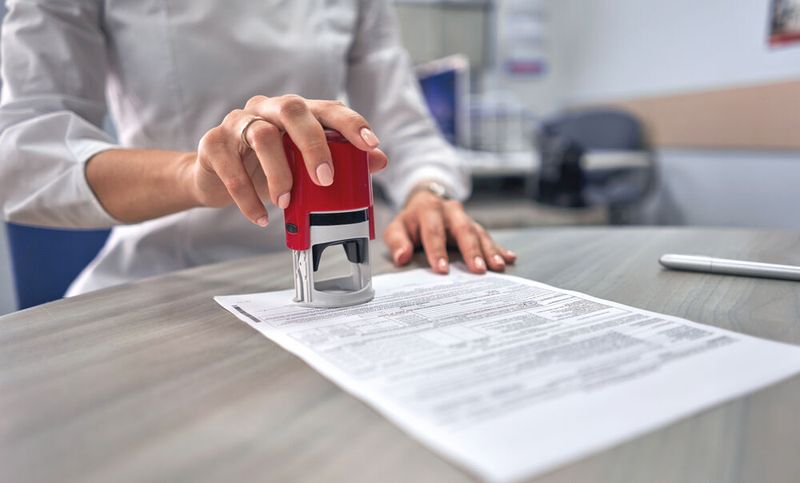 Freigegebene SAP-Dokumente manuell zu stempeln, ist fehleranfällig und aufwändig. Dabei können Freigabestempel mittels einer SAP-Integration automatisiert auf das Dokument aufgebracht werden. (©Alexander Lupin - stock.adobe.com)