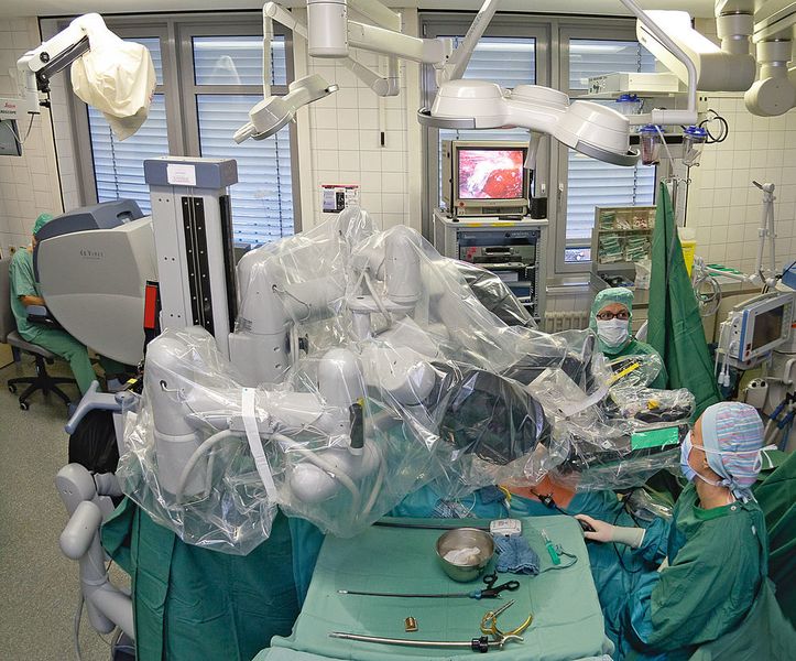 Seitenansicht auf den Operationsroboter: Diesen Sommer ist in Homburg die 4.000. minimal-invasive da-Vinci-Operation durchgeführt worden. (Rüdiger Koop/UKS)