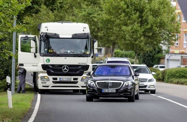 Mercedes-Benz S 500 INTELLIGENT DRIVE: autonom durch Überland- und Stadtverkehr (Bild: Mercedes-Benz)