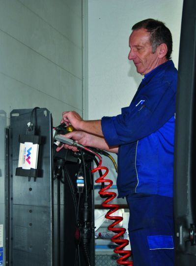 Die Fahrzeugschnittstelle (li.), angeschlossen an die Trailer-Diagnosebuchse, kommuniziert via Bluetooth mit dem PC/Laptop. (Dominsky)