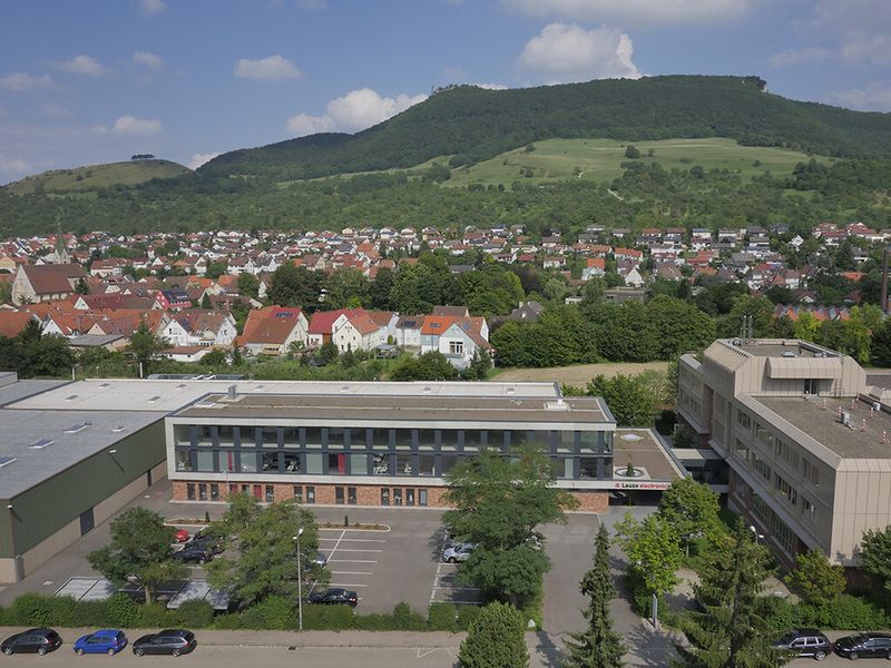 Stammsitz von Leuze electronic am Fuße der Schwäbischen Alb. (Leuze)