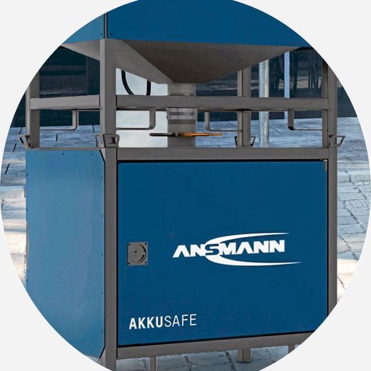 Der Ansmann Akkusafe ist ein Aufbewahrungsschrank für Akkus und verfügt über ein eigenes Löschsystem. Der Ansmann Akkusafe ist ein Aufbewahrungsschrank für Akkus und verfügt über ein eigenes Löschsystem.
