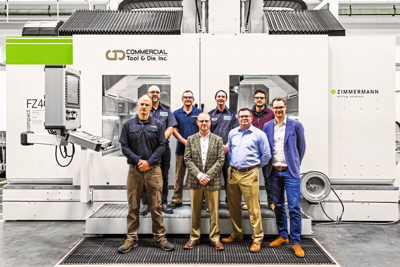 Commercial Tool & Die Geschäftsführer JD Bouwman (1. Reihe, Mitte) mit seinem Team und Zimmermann Inc. Geschäftsführer Cornelius Kiesel (1. Reihe, rechts) an der ersten bestellten FZ40 compact in den USA. (Zimmermann)