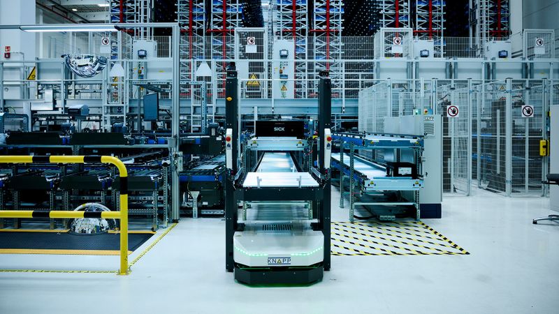 Gesteuert durch SAP EWM sorgen das automatische Kleinteilelager und Open Shuttles für einen nahtlosen Materialfluss in Kunsziget.(Bild:  Knapp I Niederwieser)