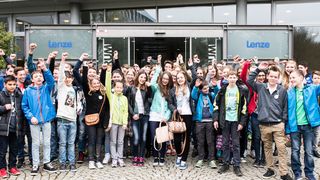 Lenze ludt ein und 60 Schülerinnen und Schüler kamen, um dem Unternehmen über die Schulter zu gucken. (Bild: Lenze/Ralf Böttcher)