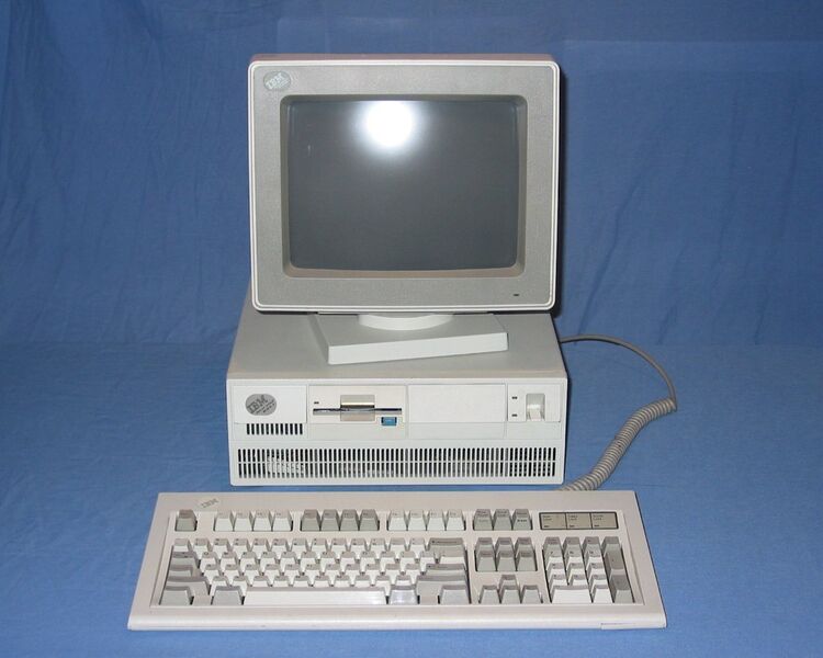1987 führte IBM die PC-Baureihe PS/2 ein. Ein Jahr zuvor hatte Compaq den ersten PC mit Intels 32-Bit-Chip 80386 auf den Markt gebracht. Mit dem PS/2 versuchte Big Blue, die Technologieführerschaft in der PC-Branche zurückzugewinnen. Dieses Vorhaben scheiterte: Das für die PS/2-Reihe entwickelte Bussystem MCA war nicht rückwärtskompatibel, zudem verständigten sich einige PC-Hersteller unter Führung von Compaq auf den EISA-Busstandard. (CC BY-SA 2.5 AU)