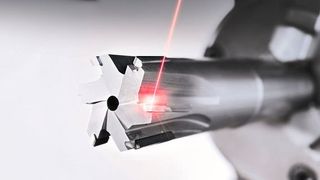 Laserstrahlbearbeitung statt Erodieren: PKD-Werkzeug für die Bearbeitung von Faserverbundstrukturen werden durch eine DMG-Maschine noch langlebiger. (Bild: DMG)