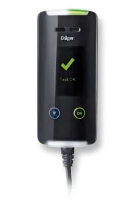 Red Dot Award 2015 - Atemalkoholgesteuerte Wegfahrsperre Interlock 7000 von Hersteller Dräger Safety: Das Interlock 7000 ist eine atemalkoholgesteuerte Wegfahrsperre, die alkoholisierte Fahrer daran hindert, ihr Fahrzeug zu starten. Die hochwertige, minimalistische Gestaltung ist an Produkten wie Smartphones orientiert, sodass sich das Interlock 7000 zurückhaltend ins Autointerieur integriert. Auf diese Weise erlaubt es eine unkomplizierte Handhabung, gleichzeitig vermeidet es ungewollte Aufmerksamkeit und schützt den Fahrer vor Stigmatisierung. (Bild: Red Dot)