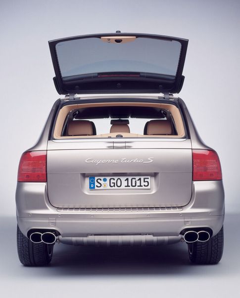 Er konnte aber nicht nur viel ziehen. Die Entwickler hatten ein paar praktische Details eingebaut, wie die aufklappbare Heckscheibe. (Bild: Porsche)