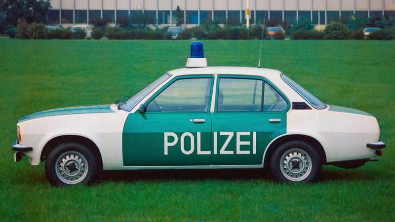 „Bürgermeister“ im Behördeneinsatz: Der viertürige Opel Ascona diente auch als Polizeifahrzeug. (Bild: Opel)