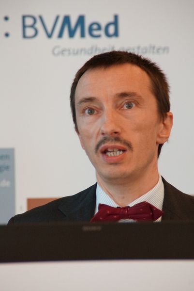 Dr. Ekkehard Stößlein vom Bundesinstitut für Arzneimittel und Medizinprodukte (BfArM) gab praktische Hinweise, wie ein Vorkommnis gemeldet werden sollte, damit die Behörde zeitnah und effizient eine Bewertung vornehmen kann. (Bild: BVMed)