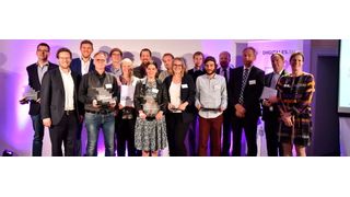 Digitalisierungsminister Jan Philipp Albrecht, Staatssekretärin Kristina Herbst und die diesjährigen Gewinner des „Best of Digitales.SH.“ bei der Preisverleihung (Digitalisierungsministerium)