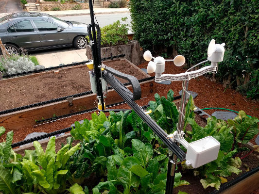 Farmbot mit eigener Wetterstation. (Farmbot.io)