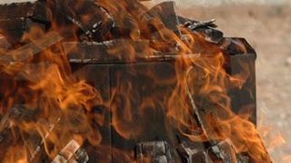 Totz beschädigter Außenhülle haben die Festplatten ein 1.000 Grad heißes Feuer unbeschadet überstanden. (Archiv: Vogel Business Media)