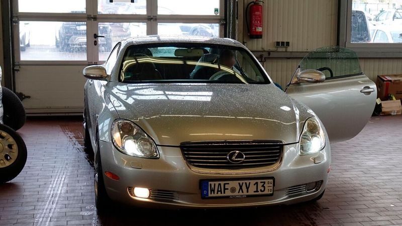 Frühe Lexus-Modelle wie dieser SC sind nur selten zu sehen – aber zu Weller kommen sie doch. (Bild: Rosenow/»kfz-betrieb«)