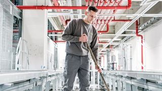 Vier Lagerbereiche, ausgestattet mit innovativer Technik, 64.747 m² Lagerfläche: Im derzeit modernsten Rewe-Lager setzt das Unternehmen für lückenlose Reinheit auf Experten der Wisag. (matthias woeckel)