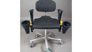 Der Classic-Drehstuhl wurde für die besonderen Anforderungen eines Montagearbeitsplatzes mit robusten Doppelrollen, zwei griffgerechten Werkzeugköchern und einem Paar praktischer Ablageboxen ausgestattet.  Bild: Werksitz (Archiv: Vogel Business Media)