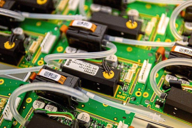 Das CAP201 in der Produktion: Als erfahrener Anbieter von Sensoren zur Gasanalyse verfügt Corscience über ein ausgereiftes und bewährtes OEM-Modul zur Kapnografie in der Notfallmedizin und in klinischen Anwendungen.  (Corscience)