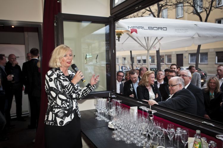 Marion Johl (Santander Consumer Bank) war die dritte im Bunde, die das Mikrofon in die Hand nahm. (Foto: Bausewein)