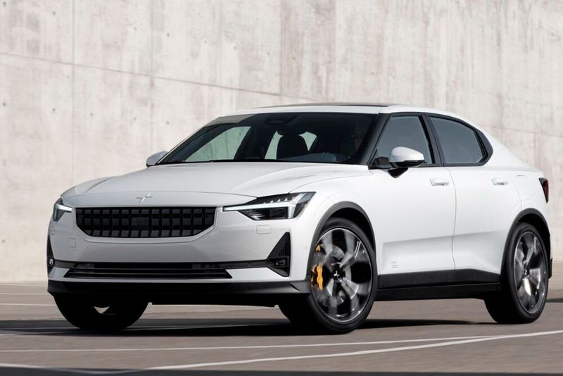 Die E-Limousine Polestar 2 soll mit ihrer 78-kWh-Batterie bis zu 500 Kilometer weit kommen (Preis: ab 39.900 Euro). (Polestar)