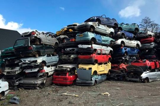 In the future, the European Parliament wants this situation to be only a temporary phase, not a permanent one. That’s because a new regulation stipulates that cars will soon have to be designed so that their individual parts can be removed and reused as easily as possible ...(Image: Scrap King)