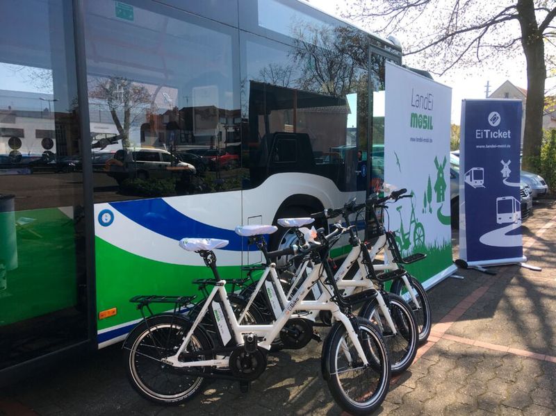 Im Westen des Minden-Lübbecker Mühlenkreises wird daher seit diesem Jahr das „EiTicket“ angeboten. Dabei handelt es sich um zwei neue Jahresabonnements für den regionalen ÖPNV: Das Basisabo ermöglicht die uneingeschränkte Nutzung von Bus und Bahn in sechs Kommunen für rund 1,20 Euro pro Tag. Zusätzlich wird mit dem EiTicket Plus die Miete eines Pedelecs, des EiBikes, angeboten, welches im Tarifgebiet kostenlos in Bus und Bahn mitgenommen werden darf. Eine Diebstahlversicherung ist im Angebot inbegriffen. Auch die Nutzung des Pedelecs außerhalb des Tarifgebietes ist gegen einen Aufpreis von 1 Euro pro Tag möglich. Diese Abrechnung erfolgt über die Kommunikation zwischen Hinterradschloss und einer App auf dem Smart Phone des Kunden. Der entscheidende Clou des EiBikes: Man nimmt es für ein Jahr mit nach Hause. Initiator: Minden-Herforder Verkehrsgesellschaft mbH, Bad Oeynhausen. (© www.land-der-ideen.de)