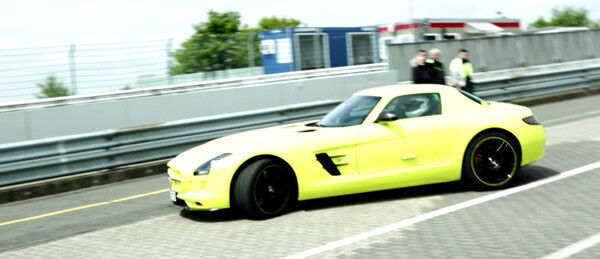 Mercedes-AMG stellt einen neuen Rundenrekord in der „Grünen Hölle“ auf: Das SLS AMG Coupé Electric Drive bezwingt die Nürburgring-Nordschleife in 7:56,234 Minuten (Bild: Mercedes-AMG)