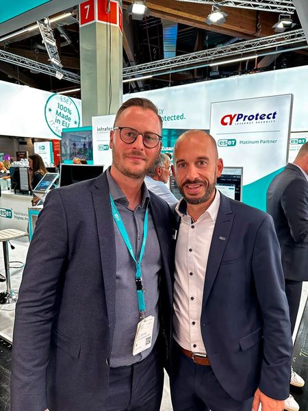 Immer wieder eine Freude den Melvin Schröder und Tobais Neugebauer (r., ESET) zu treffen. (Bild: Vogel IT-MEDIEN)