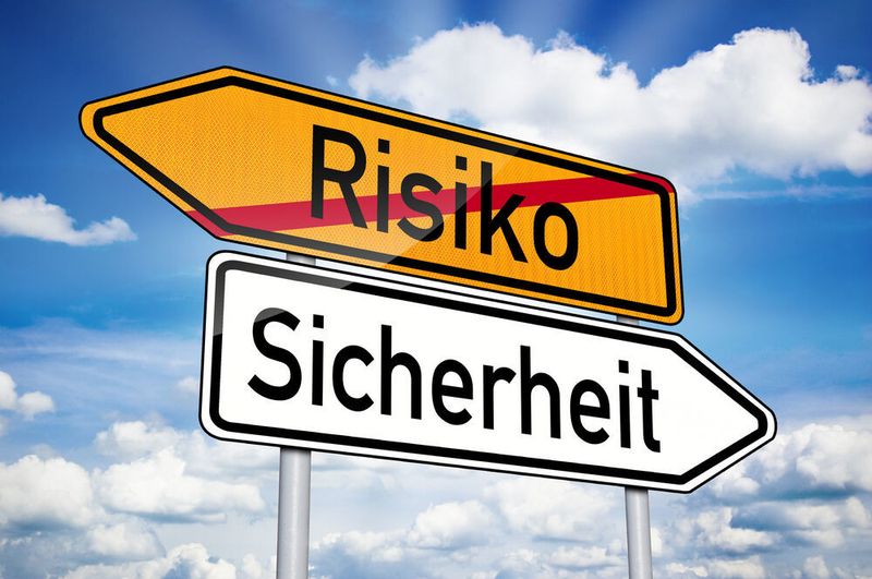 Hersteller von Maschinen und Anlagen sowie elektrischen Geräten müssen im Rahmen einer Risikobeurteilung ermitteln, welche Gefährdungen und Risiken von ihren Produkten ausgehen. Welche 5 Fehler dabei typischerweise gemacht werden, erklärt Johannes Frick von IBF Solutions im Podcast. (©Stockwerk-Fotodesign - stock.adobe.com)