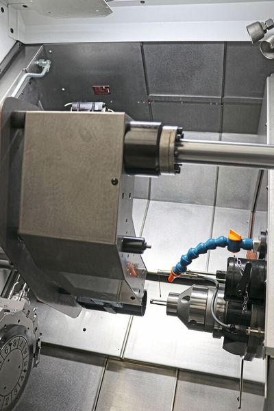 Werkstück-Entladesystem: Die Teileentsorgung von der Gegenspindel erfolgt über ein CNC-gesteuertes Portal, das die fertigbearbeiteten Werkstücke bis zu einer Länge von 180 mm automatisch auf das Förderband ablegt. (Bild: Teamtec)