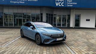Der Mercedes EQS in „vintageblau“ ist eine auffällige Erscheinung. (Bild: Simon – VCG)