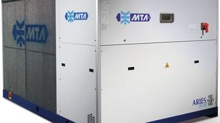 Luftgekühlte Kältemaschinen und Wärmepumpen mit hermetischen Scroll-Verdichtern in den Kälteleistungen von 164 bis 365 kW mit Wärmeleistungen von 179 bis 374 kW hat MTA Deutschland bereits für die Eco-Design-ErP-Verordnung 2021 ausgelegt. (MTA Deutschland)