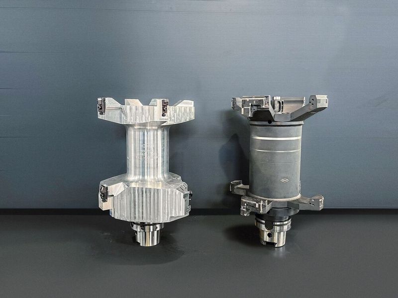 Unter den 40 verschiedenen Werkzeugen, die zur Produktion eines Statorgehäuses erforderlich sind, spielen zwei Sonderwerkzeuge von Mapal eine entscheidende Rolle: das Werkzeug mit Wendeschneidplatten für die Semi-Finish-Bearbeitung (links) und ein Feinbohrwerkzeug für die Finish-Bearbeitung. (Bild: Mapal)