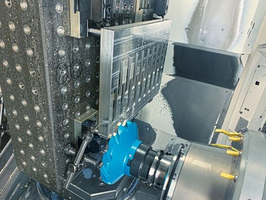 Komplexe Bearbeitungssituation bei einem Schweizer Kunden: Aluminium-Trägerplatinen mit unterschiedlichen Wandstärken und prozessbedingt instabiler Werkstückspannung.(Bild:  Urma AG)