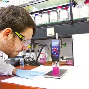 Mit dem Blasendrucktensiometer misst Dr. Till Böckermann die dynamische Oberflächenspannung einer Reinigungslösung, die deutlich geringer als die von Wasser ausfällt.