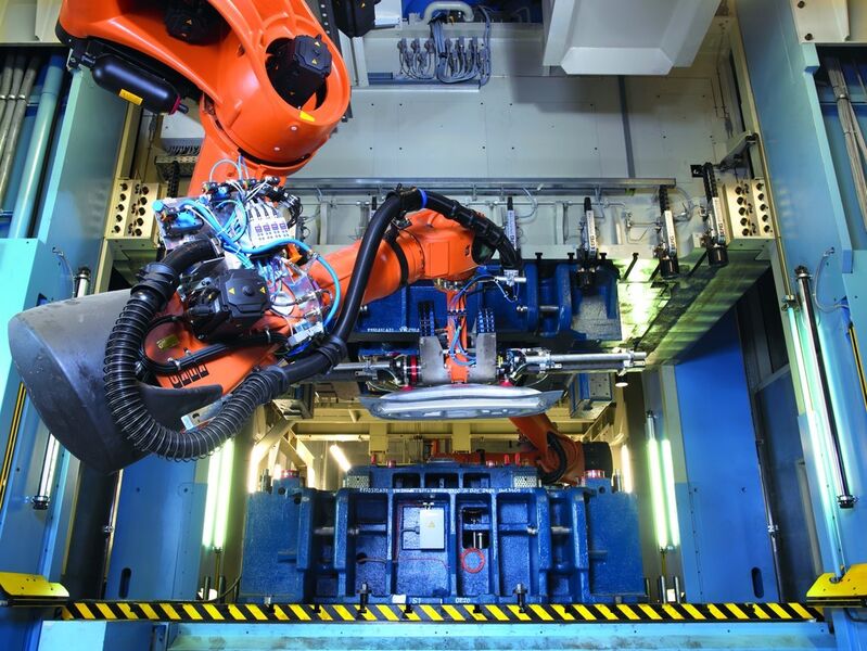 Schuler präsentiert auf der Euroblech neue Pressen und Automatisierung. Beispiel ist der Crossbar-Roboter der für einen schnellen und sicheren Teiletransport innerhalb der Pressenlinien sorgt. (Bild: Schuler)