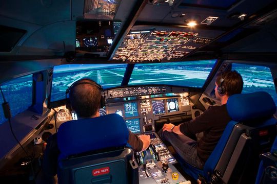 Piloten beim Training in Flugsimulator. In der Avionik sind Systeme, die Abstand und Beschaffenheut des Untergrundes überwachen, unverzichtbar. Diese Systeme müssen höchsten Anforderungen Cybersicherheit und möglichst niedrige Latenzzeiten besitzen. Multicore-Architekturen versprechen zudem, solche Systeme kostengünstig und platzsparend zu halten. Piloten beim Training in Flugsimulator. In der Avionik sind Systeme, die Abstand und Beschaffenheut des Untergrundes überwachen, unverzichtbar. Diese Systeme müssen höchsten Anforderungen Cybersicherheit und möglichst niedrige Latenzzeiten besitzen. Multicore-Architekturen versprechen zudem, solche Systeme kostengünstig und platzsparend zu halten.