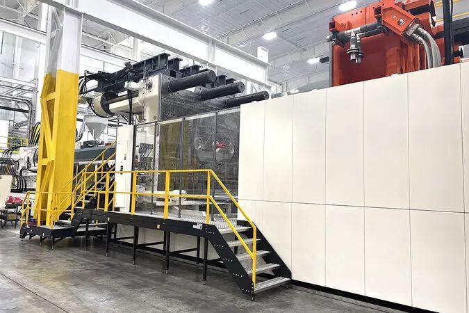 Seitlicher Blick auf eine der beiden 8.000-Tonnen-Spritzgießmaschinen vom Typ Duo 130000/130000H/8200 combi von Engel. Sie erreichen ein maximales Schussgewicht von je 122 Kilogramm. (Bild: Engel)