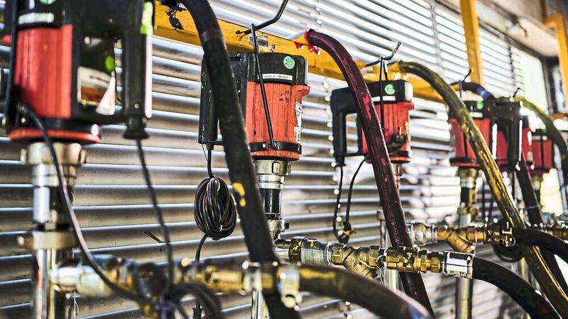 Wandhalterungen tragen bei stationärem Betrieb das Gewicht, mobile Pumpen können damit nahe am Arbeitsplatz sicher verstaut werden. (Bild:  Flux)