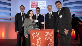 Von links nach rechts: Frank Hauser, Leiter Great Place to Work Institut Deutschland;
Maria Tübel, Payroll & Benefits Specialist National Instruments Germany;
Michael Dams, Geschäftsführer National Instruments Germany;
Mark Finger, Vice President, Worldwide Human Resources National Instruments;
Heinrich Illig, Applications Engineering Manager National Instruments Germany (National Instruments) (Archiv: Vogel Business Media)