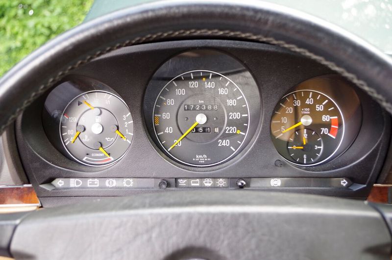 Runde Instrumente im 500 SL. (Bild: Patrick Broich/SP-X)