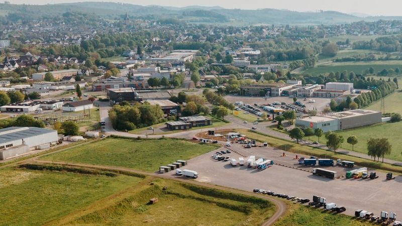 Der Ladepark (rechts unten, mit großem Parkplatz) befindet sich gegenüber dem Witteler-Stammhaus in Brilon. Links im Bild das Umspannwerk, das den Bau sehr erleichtert hat. (Bild: 138 Media)
